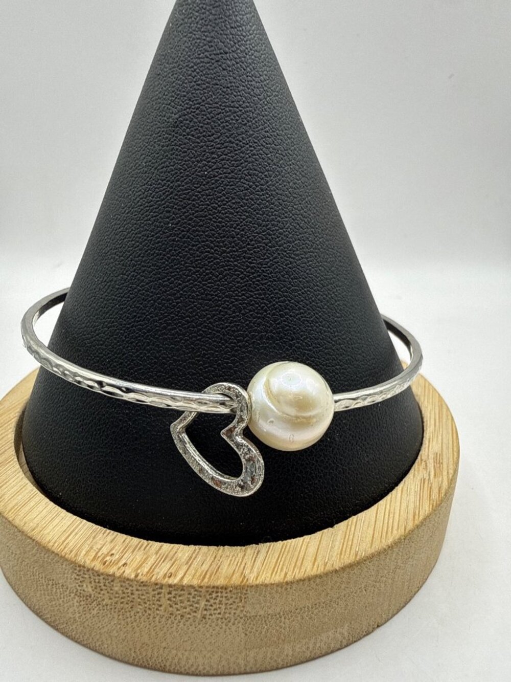 Hammered Silver Tone Pearl Heart Bangle Bracelet Hawaiian Beach Boho Mermaidcore